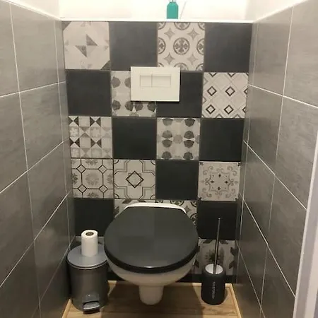 Pavillon 3 Avec Veranda Et Climatisation.