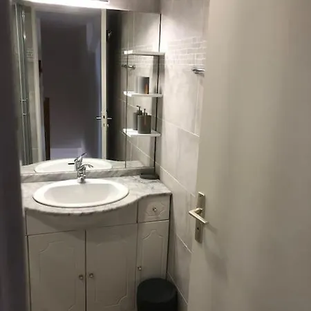 Pavillon 3 Avec Veranda Et Climatisation.