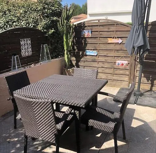 Pavillon 3 Avec Veranda Et Climatisation. Casa de Férias