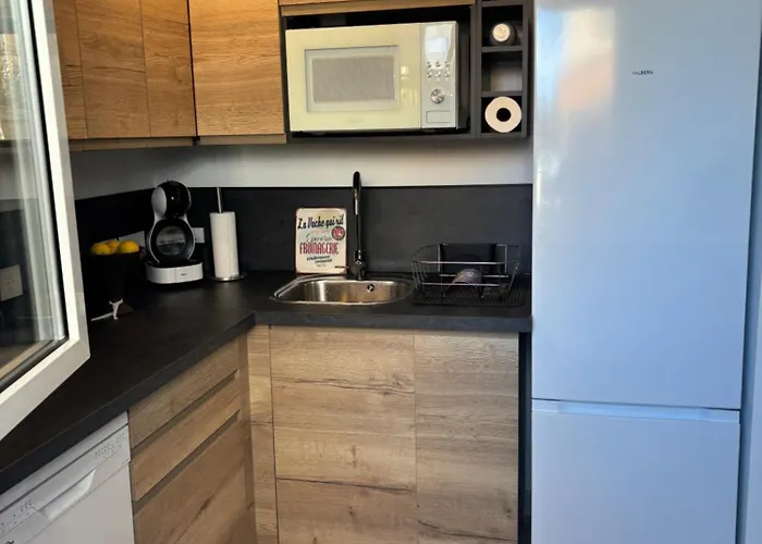 Pavillon 3 Avec Veranda Et Climatisation. Casa de Férias *